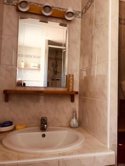 Votre Sejour A Sanary Dans Bas De Villa Avec Terrasse Vegetalisee Et Abritee Exposition Est Sud Ouest A 400M Du Centre Ville En Zone Pietonne Ou Tout Peut Se Faire A Pied Sanary-sur-Mer Exteriör bild
