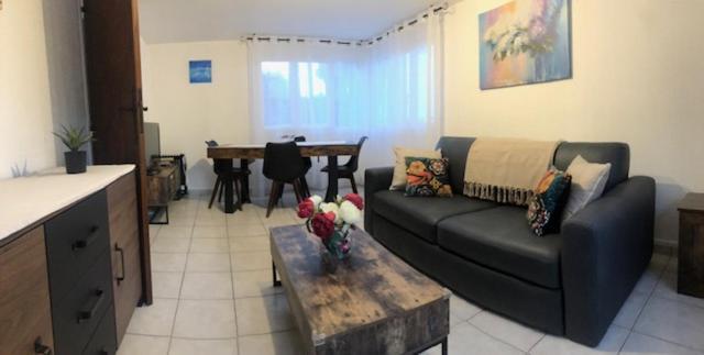 Votre Sejour A Sanary Dans Bas De Villa Avec Terrasse Vegetalisee Et Abritee Exposition Est Sud Ouest A 400M Du Centre Ville En Zone Pietonne Ou Tout Peut Se Faire A Pied Sanary-sur-Mer Exteriör bild